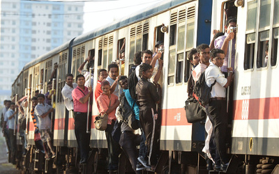 超満員、人であふれるスリランカの通勤列車