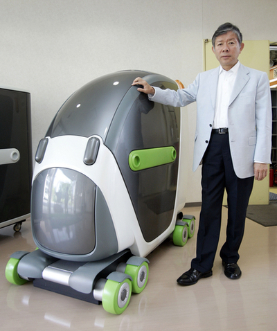 慶応大学開発の1人乗り電気自動車、最高時速は100キロ