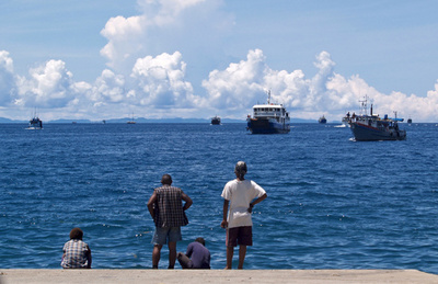 嵐の中で出港したフェリー、波にのまれ乗船者27人が行方不明に ソロモン諸島