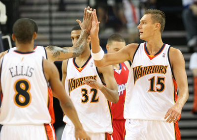 ウォリアーズ クリッパーズを破り連敗を止めシーズン初勝利