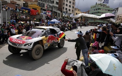 雨にたたられるダカール、9日の第7ステージは短縮開催