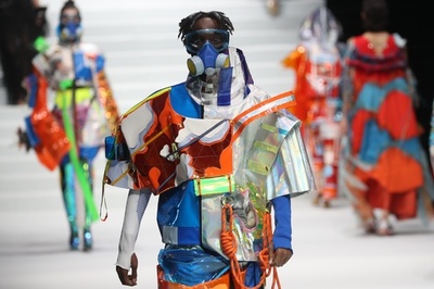 テーマは伝統と現代の衝突 南京芸術学院で卒業記念のファッションショー