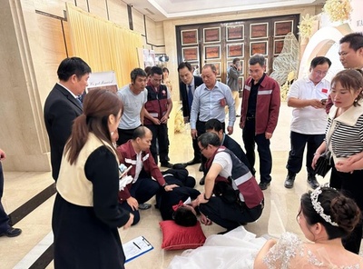 結婚式場で心停止の新郎 幸運にも一命取り留めた 中国