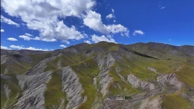 山の麓にあるコンテナ幼稚園 中国青海省チベット族自治州