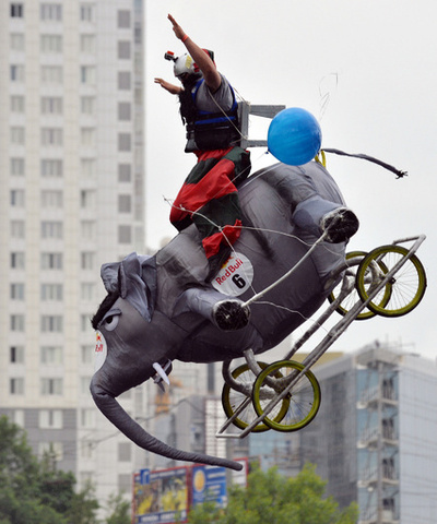 アイデア勝負！？自作人力飛行機の大会、ウクライナ