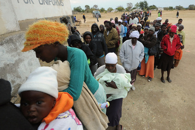 ジンバブエ大統領選、ムガベ陣営が勝利宣言 対立候補は「茶番」と批判