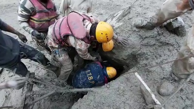 動画：氷河崩壊で川が氾濫、200人超不明 トンネルから男性救出 現地映像