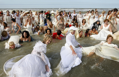 ウエディングドレスを着て海へ、オランダ