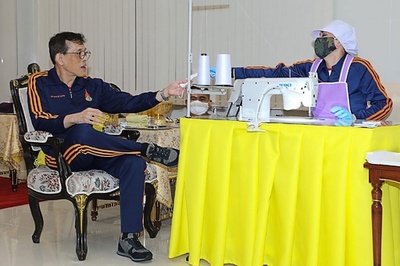 タイの王妃がマスクづくり、王室庁が写真公開