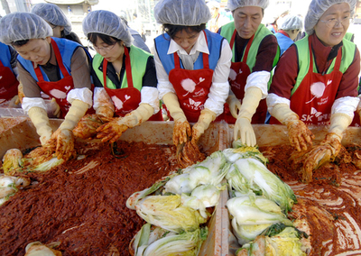 ソウルのボランティア、恵まれない人のためにキムチ102トン漬ける