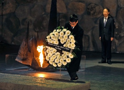 河野外相、エルサレムのホロコースト追悼記念館を訪問