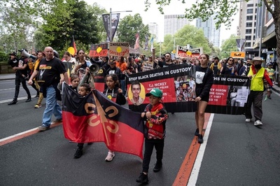 豪州各地で先住民らが君主制に抗議 女王追悼の休日に