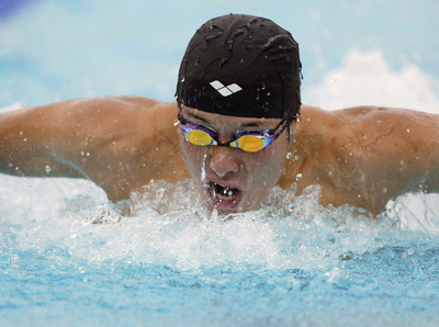 柴田隆一 男子200メートルバタフライで優勝を果たす
