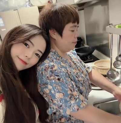 50代の女性と娘がeスポーツのチャンピオンに 中国四川省