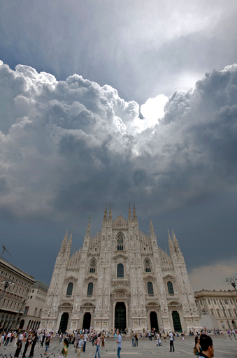 雲さえも神々しい光景、ミラノ大聖堂