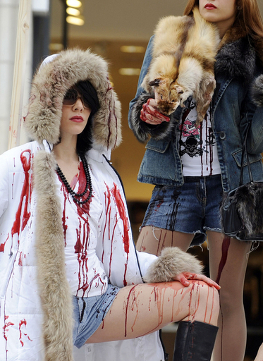 「毛皮は死」、バルセロナで愛護団体が抗議デモ