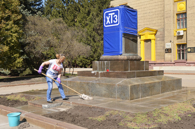 ウクライナで旧ソ連時代の英雄像引き倒し、親ロシア派は反発