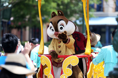 「デール」災難！観光客にたたかれ脳しんとう　上海ディズニーランド