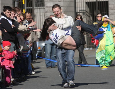 「奥様運び大会」、サンクトペテルブルクで開催