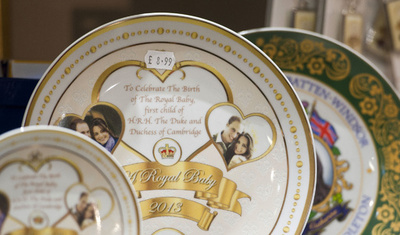ロイヤルベビーに沸く小売市場、ビスケットから書籍まで 英国