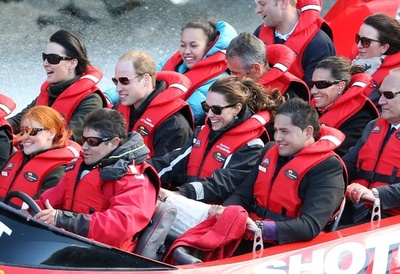 NZ滞在中の英王子夫妻、高速ボートで川下り