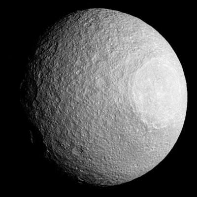 土星の衛星テチスと巨大クレーター、カッシーニ撮影
