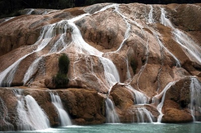 色鮮やかな青緑色の滝、メキシコ地震で干上がる 住民らが復旧に奮闘