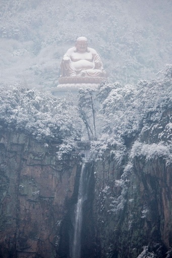 千年の歴史の名刹・雪竇寺、世界最大の弥勒菩薩像