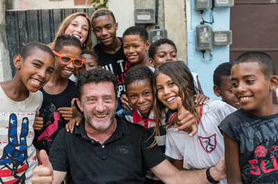 リオの貧困地域でサッカーとカメラの子ども支援、ブラジル