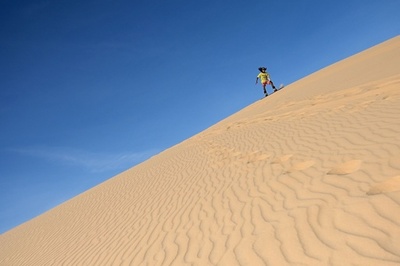 雪山ではなく砂丘で練習、ベトナムのスノーボード選手