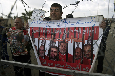 モルシ前大統領派529人に死刑判決、エジプト