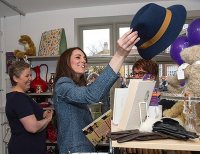 英キャサリン妃、慈善団体の新店訪問