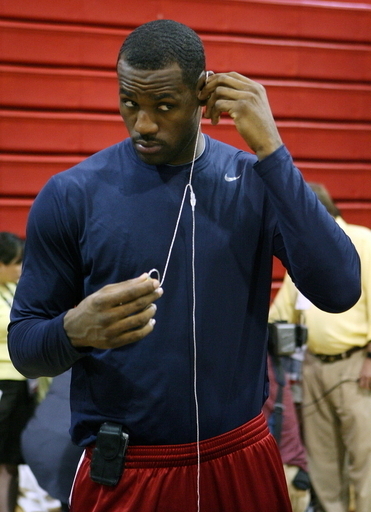 レブロン カナダとの壮行試合は欠場