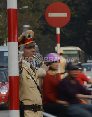 背が低くて太った警官は市民の目に触れちゃダメ?ベトナム警察が新規定 写真6枚 ファッション ニュースならMODE PRESS powered