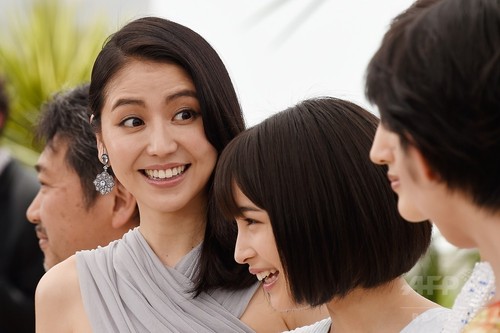 【写真特集】『海街diary』上映、綾瀬さんらレッドカーペットに カンヌ 【写真特集】『海街diary』上映、綾瀬さんらレッドカーペットに カンヌ