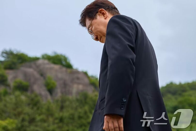 23日、ノ・ムヒョン（盧武鉉）元大統領の逝去17周忌追悼式後、墓域を参拝するイ・ジェミョン（李在明）大統領＝大統領SNSより(c)news1