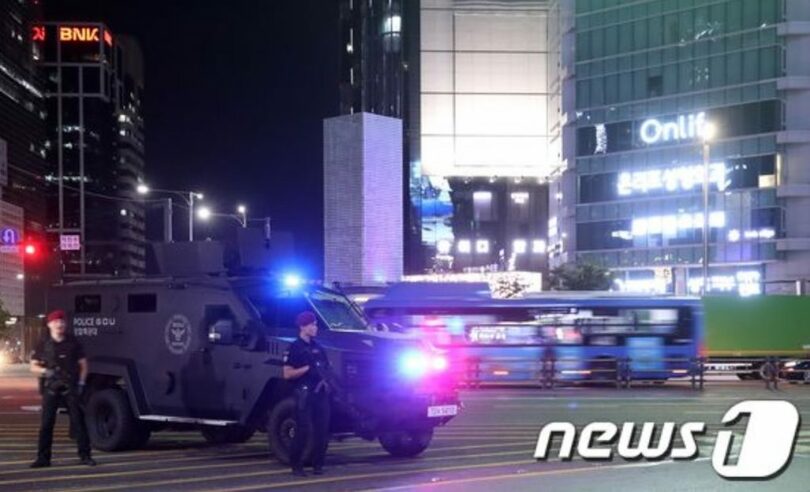 地下鉄江南駅近くに配備された警察特攻隊と戦術装甲車(c)news1