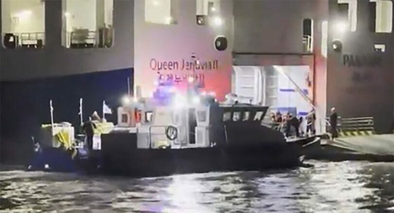 11月19日午後、全羅南道新安郡長山面のチョク島で座礁した旅客船＝木浦海洋警察署提供(c)NEWSIS