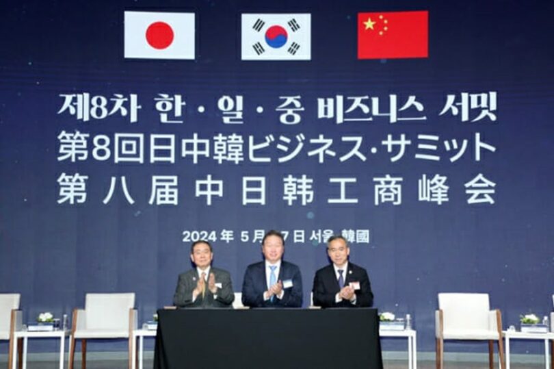 共同声明に署名したチェ・テウォン大韓商工会議所会長（中央）と十倉雅和経団連会長（左）、任鴻斌会長CCPIT会長（右）=大韓商議所(c)KOREA WAVE