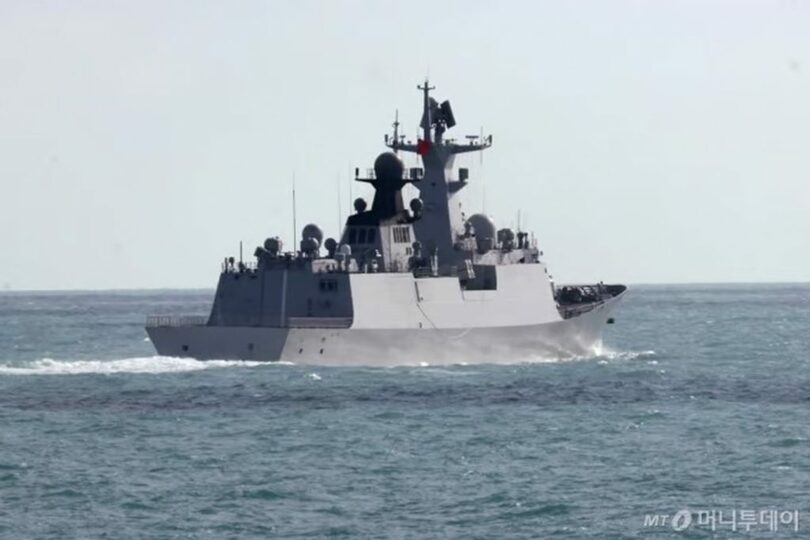先月11日、オーストラリア沿岸のトレス海峡を航行する中国の海軍護衛艦(c)AP/NEWSIS