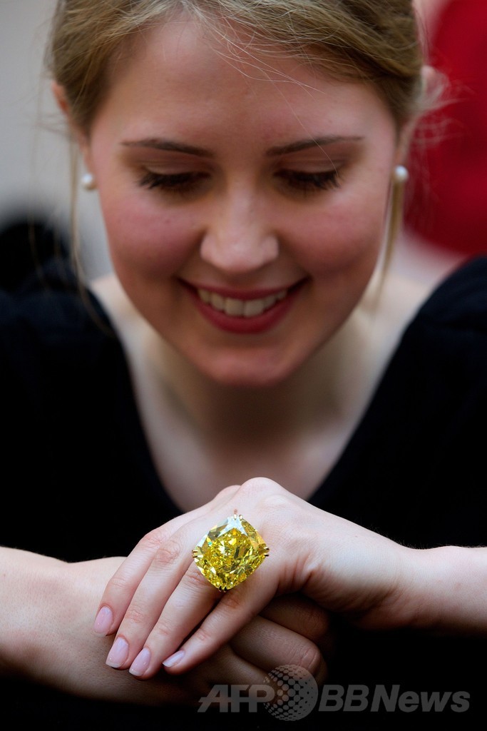 世界最大級のイエローダイヤ、約16億円で落札 スイス