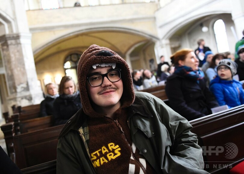 ドイツ教会で「スター・ウォーズ」礼拝、ライトセーバー手に説教