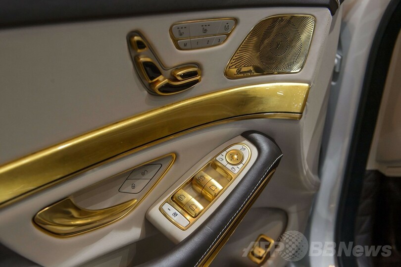 数千枚の金箔を貼った黄金の車、ジュネーブ国際自動車ショー