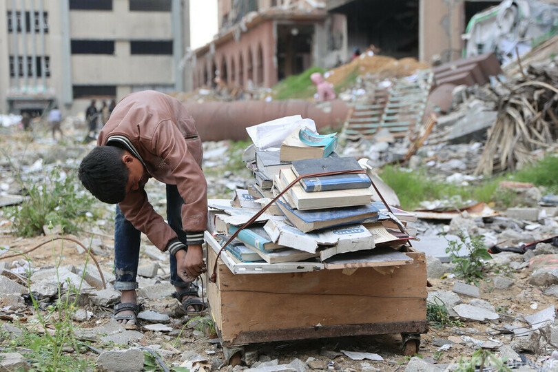 【今日の1枚】書物がまき代わり パレスチナ自治区