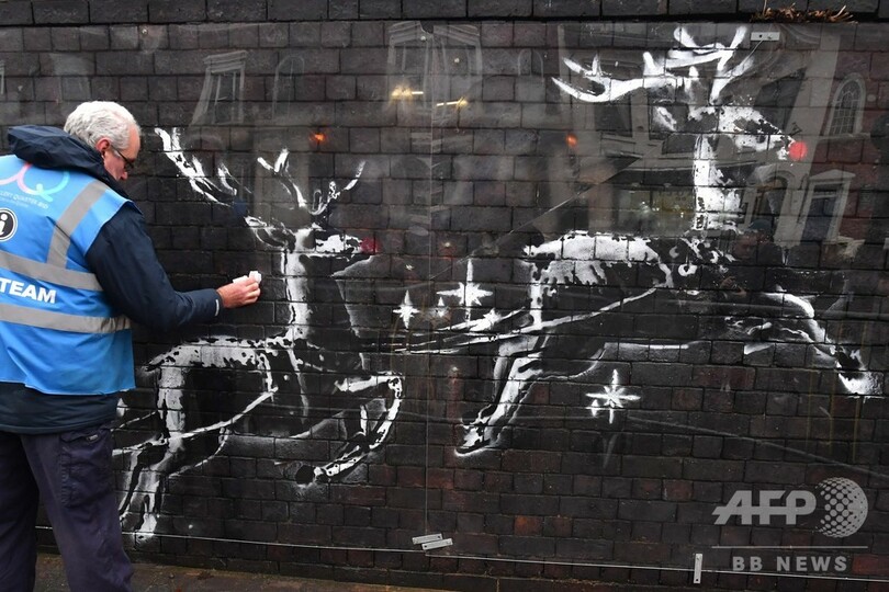 バンクシー新作はベンチを引くトナカイ 街をにぎわす 英