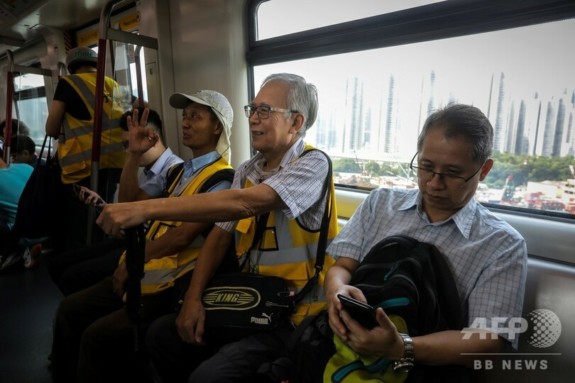 つえを手にデモ隊を守る、香港の「おじいさん」たち【再掲】
