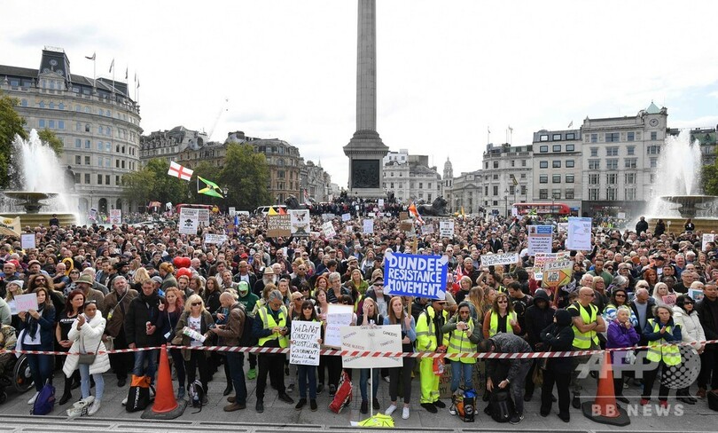 コロナ規制に反対、英ロンドンでデモ隊と警察が衝突 10人逮捕