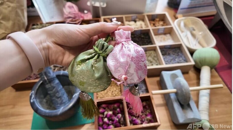 香りをまとう「自然療法」 中国で薬草香囊づくりが人気に