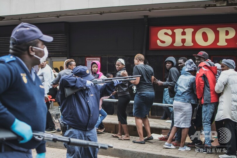 南アフリカ警察 集まった買い物客にゴム弾発射 社会的距離 確保で 写真12枚 国際ニュース Afpbb News