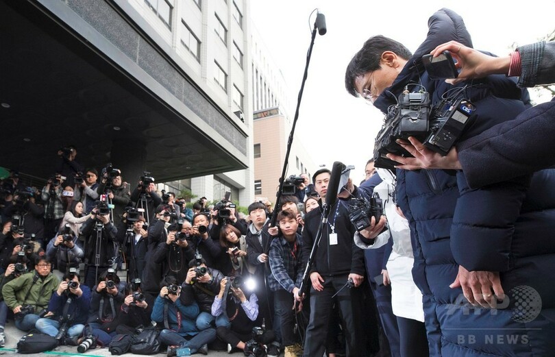 性的暴行の告発受けた韓国の元大統領候補、検察に出頭